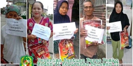 Penerima Bantuan Beras di Medan Difoto dengan Tulisan 'Saya Keluarga Tidak Mampu'
