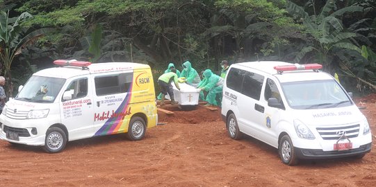Relawan di Bandung Siapkan Tanah Makam Korban Corona Covid-19