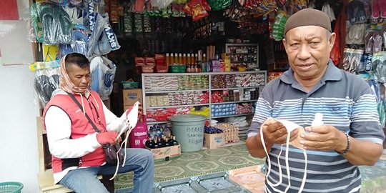 Tokoh Banggai Haji Amir Bagikan Masker dan APD Bantu Perangi Corona