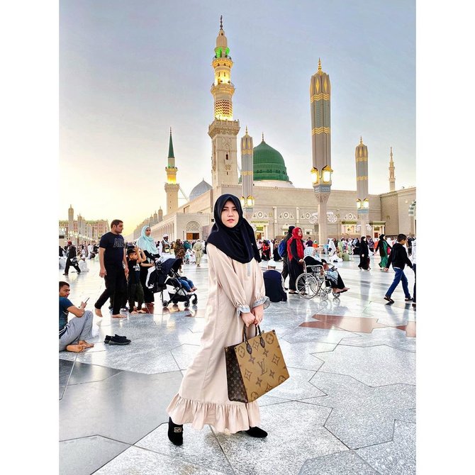 cover lagu aisyah istri rasulullah ini 7 potret via vallen pakai hijab
