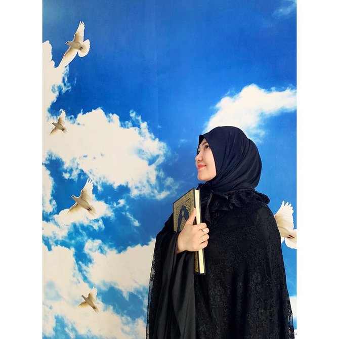 cover lagu aisyah istri rasulullah ini 7 potret via vallen pakai hijab