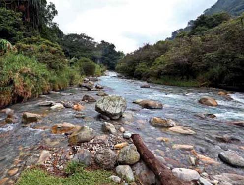 menikmati uniknya sensasi air panas dan dingin di sungai dua rasa sumatera utara