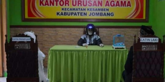 Nikahkan Warga Saat Corona, Penghulu di Jombang Pakai Helm dan Jas Hujan