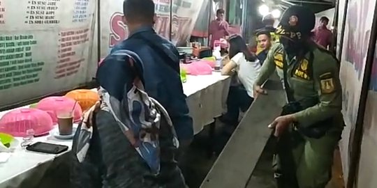 Tegakkan Jaga Jarak, Satpol PP Angkut Kursi Sejumlah Warung di Solo
