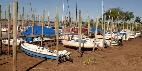 Air Menyusut, Kapal-kapal di Sungai Argentina Terdampar