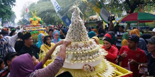 Serunya Gerebek Apem di Jombang, Puluhan Ribu Kue Diarak untuk Sambut Bulan Puasa