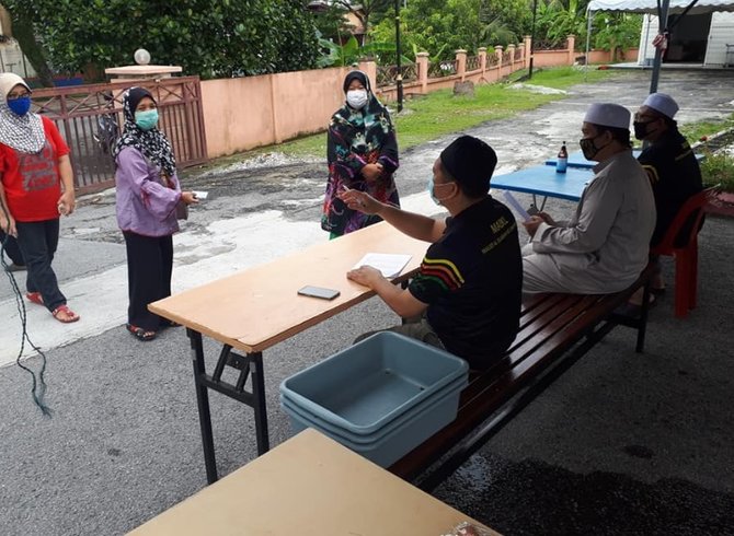 petugas masjid berikan pasokan makanan gratis bagi warga kurang mampu