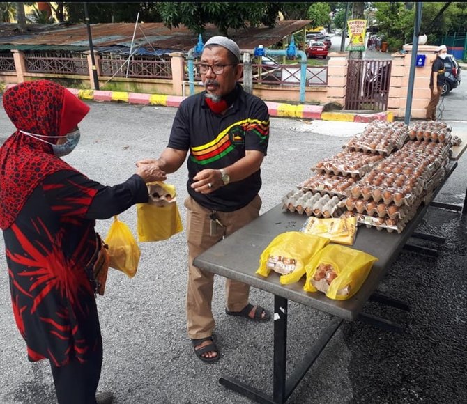 petugas masjid berikan pasokan makanan gratis bagi warga kurang mampu