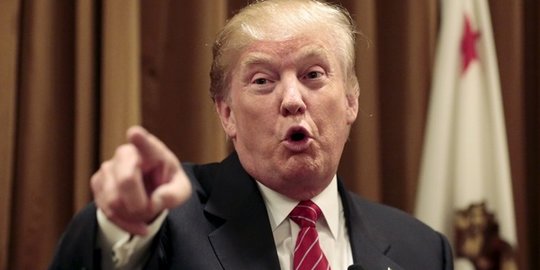 CEK FAKTA: Hoaks Presiden Donald Trump di Ruqyah Karena Stres Hadapi Corona