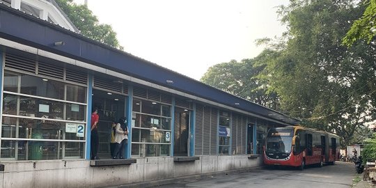 halte dan bus transjakarta sepi penumpang di hari pertama psbb