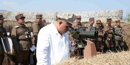 Gaya Kim Jong-un Pantau Peluncuran Mortir