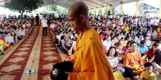 Cegah Penyebaran Covid 19 Kemenag Imbau Umat Buddha Rayakan Waisak Dari Rumah Merdeka Com