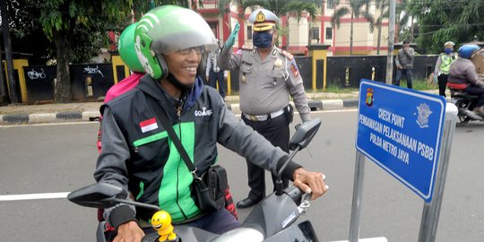 Polda Metro Jaya Gelar Check Point Pengawasan PSBB