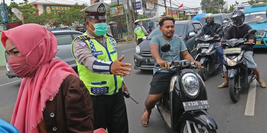 Pelanggar Terjaring Operasi Pengawasan PSBB di Perbatasan Depok-Jakarta