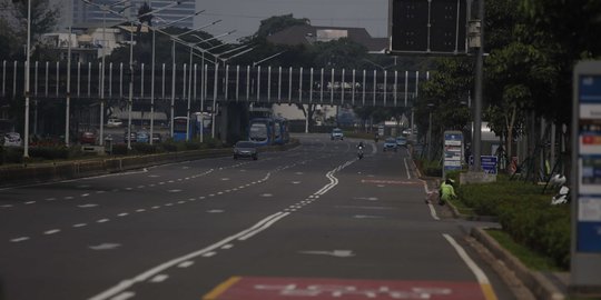 Hari Pertama PSBB, Jalan Protokol Jakarta Lengang