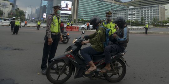 Sejumlah Pengendara Berboncengan Terjaring Saat Pengawasan PSBB di HI