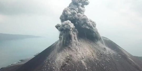 3 Fakta Terbaru Erupsi Gunung Anak Krakatau, Berstatus Waspada