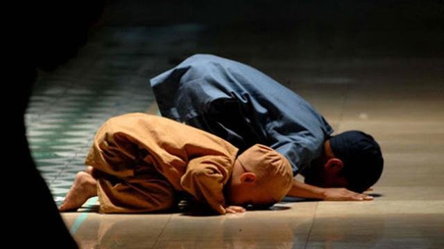 4 Tata Cara Sholat Berjamaah Dan Adab Yang Perlu Dilakukan Jangan