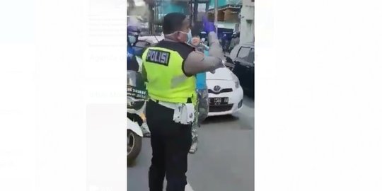 Viral Video Polisi Lalu Lintas Diduga Lakukan Pungli di Medan