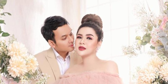 Punya Suami Pangeran Keraton Solo, Vicky Shu Cuek Unggah Foto Dasteran Gendong Anak