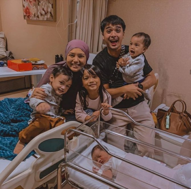 Dikaruniai Anak Keempat, Ini 5 Potret Harmonisnya Keluarga Ricky Harun | merdeka.com