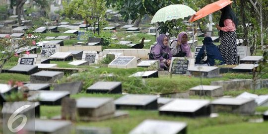 Kisah Haru Keluarga 'Hadiri' Pemakaman Anak Lewat Video Call Karena Corona