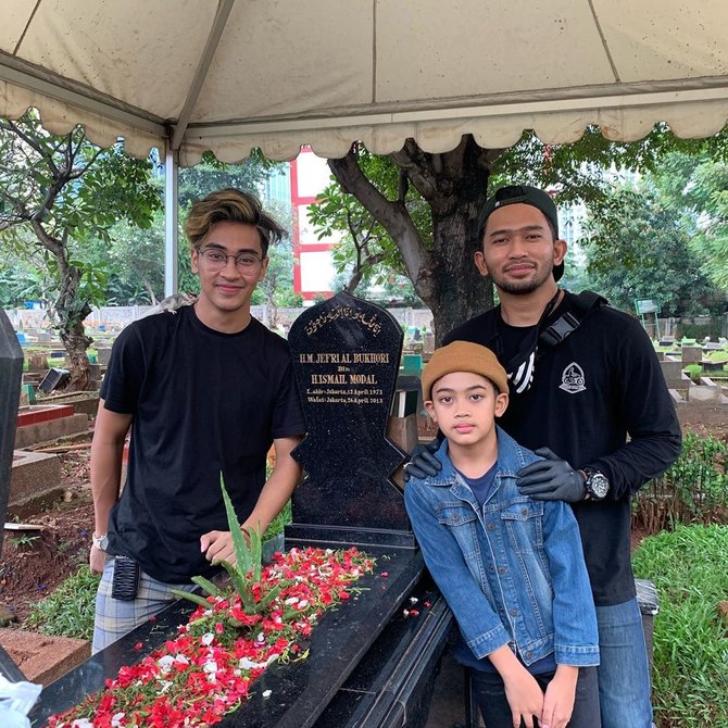 abidzar al ghifari nyekar ke makam sang ayah