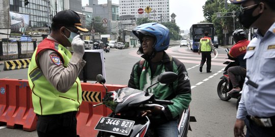 Petugas Gabungan Tindak Pengendara Pelanggar Aturan PSBB