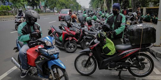 Aktivitas Ojek Online Angkut Barang di Tengah PSBB