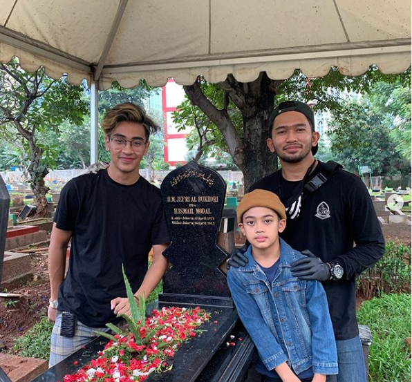 abidzar ziarah ke makam uje