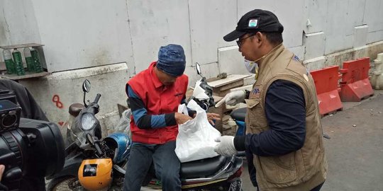 ypp sctv indosiar bersama bukalapak distribusikan bantuan pada warga dan tim medis