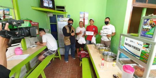 ypp sctv indosiar bersama bukalapak bagi makan siang gratis untuk pekerja informal