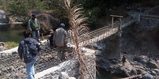 PUPR Bangun Kembali Jembatan Gantung Sukadana Kuningan yang Ambruk Akibat Banjir