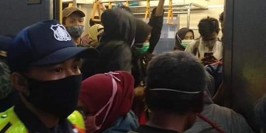 Penumpang Menumpuk Saat PSBB Jakarta, Perjalanan KRL Ditambah