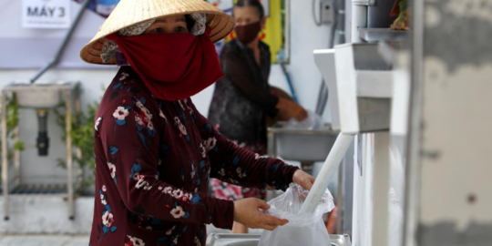 Pengusaha Vietnam Sediakan 'ATM Beras' untuk Warga Miskin Selama Lockdown Corona