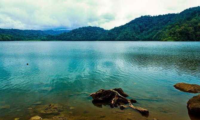 pesona danau lau kawar eksotisme danau vulkanik di kaki sinabung