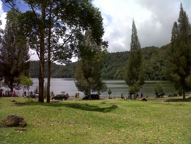 pesona danau lau kawar eksotisme danau vulkanik di kaki sinabung