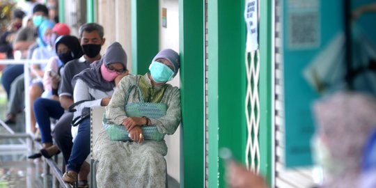 Tertibnya Antrean Pengunjung Menunggu Supermarket Buka