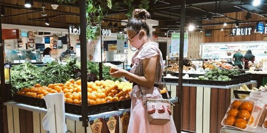 Belanja ke Supermarket Pakai Gaun, Penampilan Hesti Purwadinata Jadi Sorotan