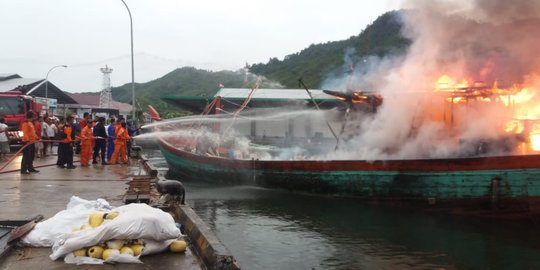 Tiga Kapal Motor di Nias Selatan Terbakar, 1 ABK Meninggal