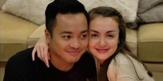 Bikin Iri, Intip 5 Kekompakkan Rianti Cartwright Bersama Suami Saat #DiRumahAja
