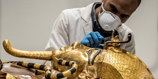 Melihat Cara Restorasi Peti Mati Emas Firaun Tutankhamun