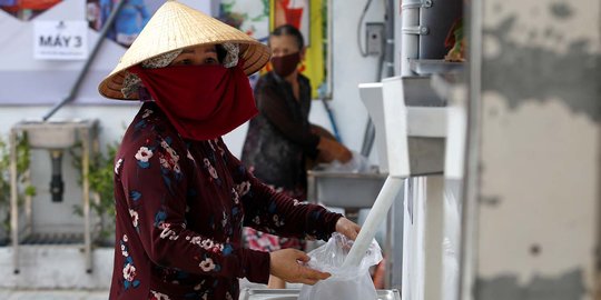 Melihat ATM Beras Gratis untuk Warga Miskin Vietnam Selama Lockdown Corona