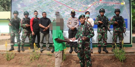 Warga Perbatasan RI-Papua Nugini Serahkan Pistol Rakitan dan Amunisi ke TNI