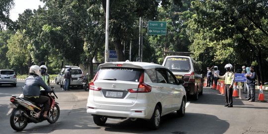 PSBB, Petugas Gabungan Periksa Kendaraan yang Masuk Depok