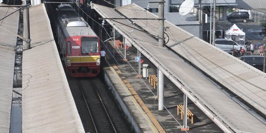 Stasiun KRL di Depok Sepi saat Hari Pertama PSBB