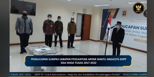 Kenakan Masker, Didik Supriyanto Disumpah jadi Anggota DKPP
