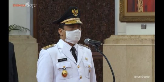 Gunakan Masker, Jokowi Lantik Riza Patria jadi Wagub DKI Jakarta di Istana