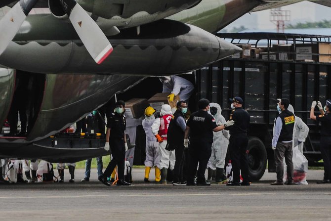 pesawat hercules pembawa alat kesehatan dari china tiba di bandara halim
