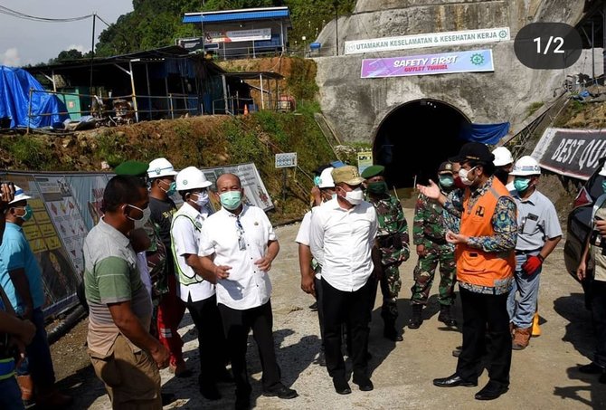 potret gubernur sumatera utara tinjau lokasi banjir bandang di deli serdang